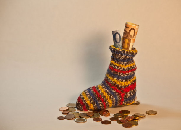 硬币和纸币与储蓄袜图片下载