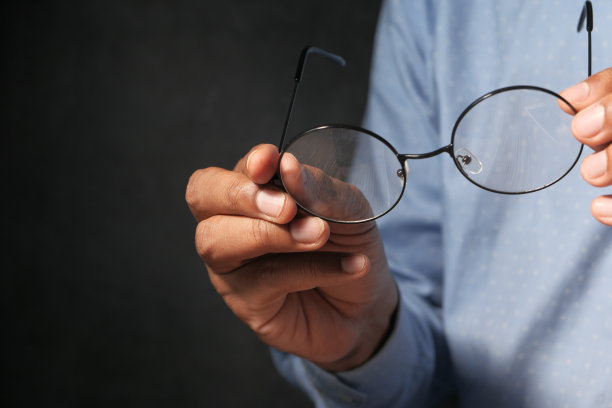 黑色眼镜在手孤立在黑色图片下载