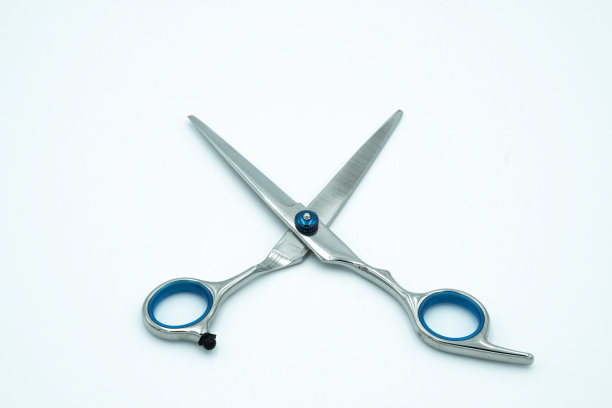 直的和时尚的剪发剪刀。美发师和理发师的好照片图片下载
