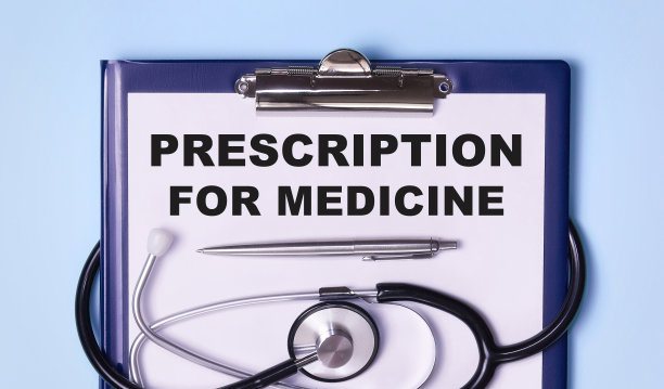 处方上的药品题字在白纸、笔、听诊器、蓝色夹夹上。医学概念。图片下载