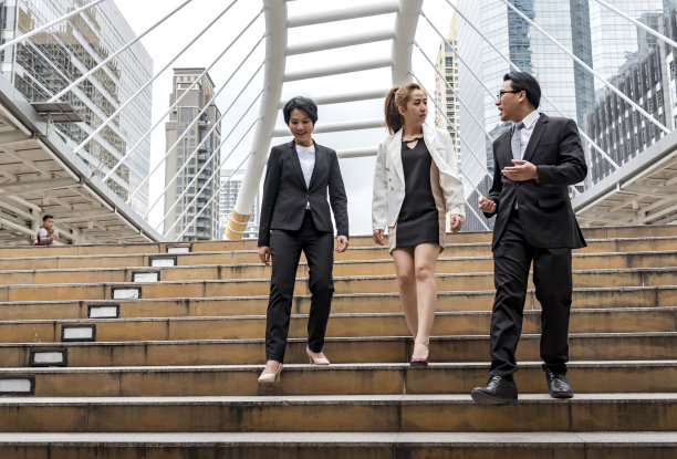 在现代城市生活中，人群商务人士步行上班到办公室。熙熙攘攘的上班族群体生活着女商人、男商人在都市街头的生活方式。业务人员的概念。图片下载