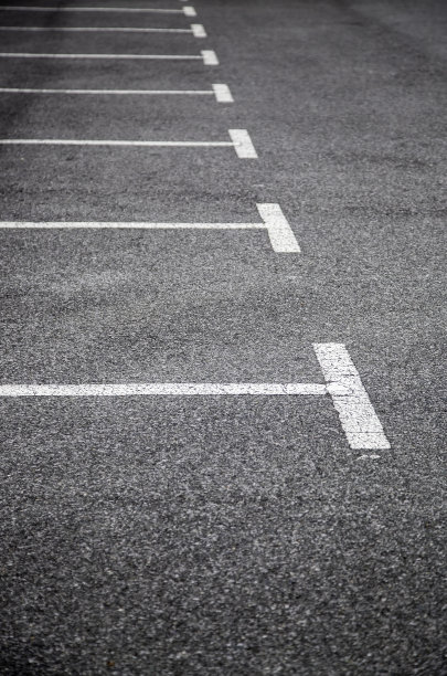 柏油路上的停车标志图片下载