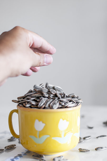 男人吃葵花籽图片下载