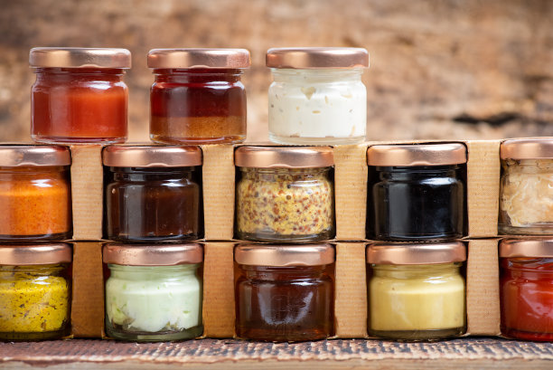 架子上的小罐子里装着大量的酱汁和香料图片下载