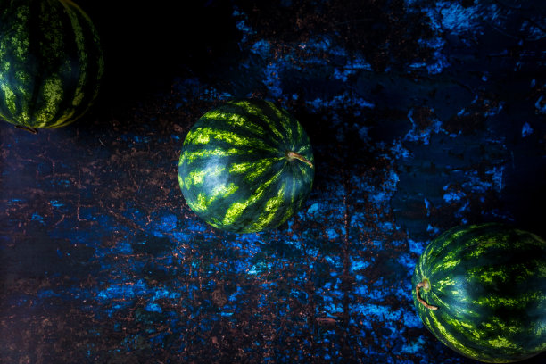 新鲜成熟的西瓜表面有纹理图片下载