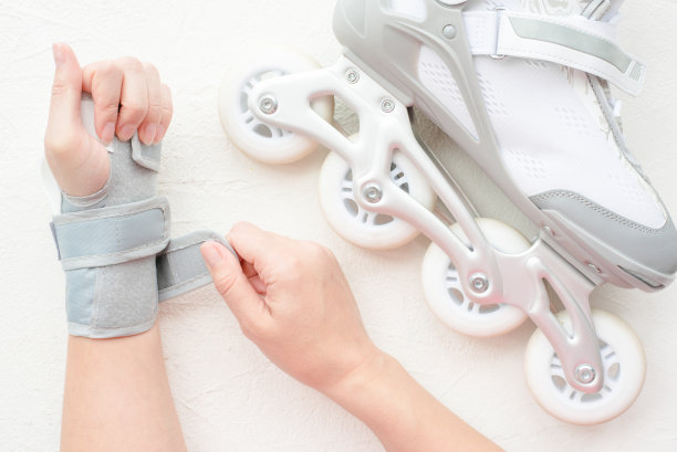 滑旱冰。图片下载