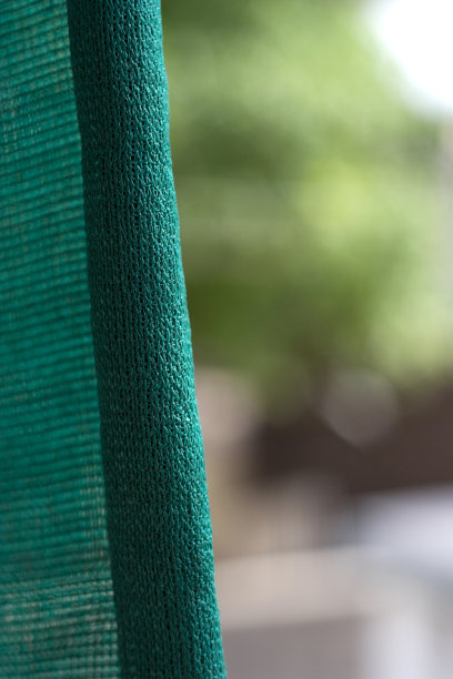 绿色网的一端的圆柱形褶皱。图片下载