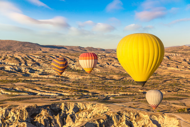 热气球在卡帕多西亚飞行图片下载