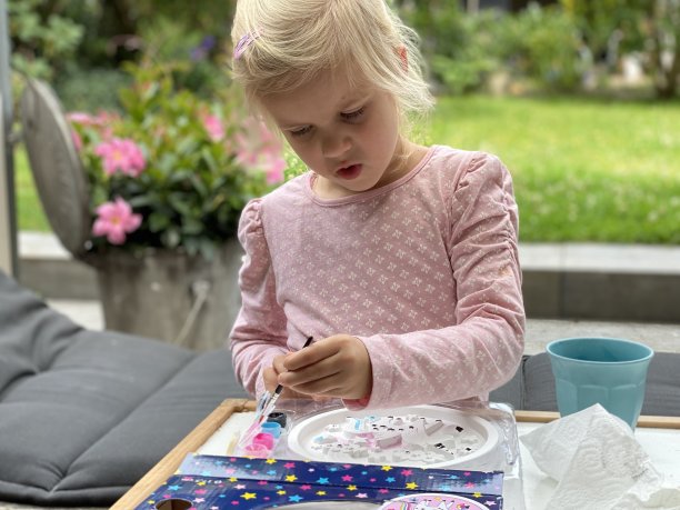 在家办公学校女孩图片下载