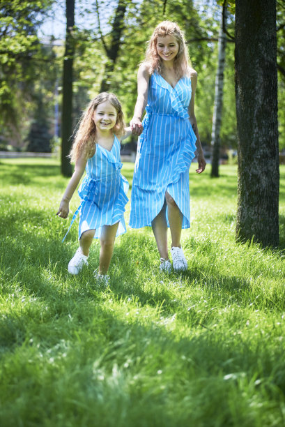 女儿领路图片下载