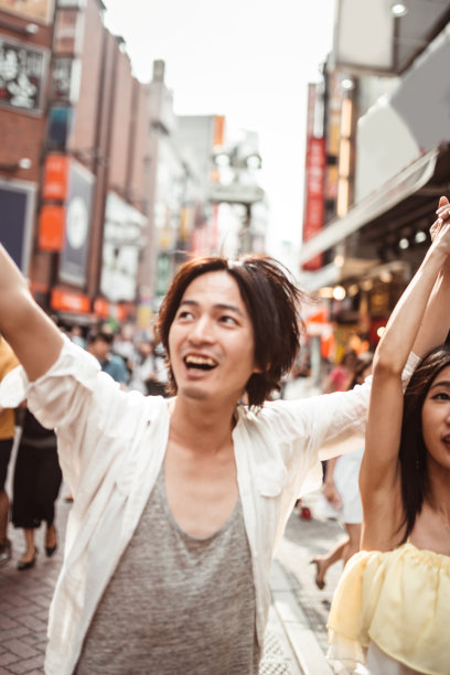 东京街头幸福年轻的朋友们图片下载