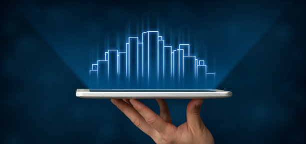 手持平板与全息高层建筑，蓝色背景，拼贴图片下载