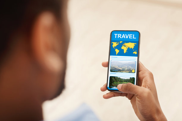 一个陌生的黑人在智能手机上阅读旅游博客图片下载