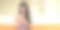 一位年轻的亚洲女子正在客厅里听音乐，手里拿着一个苹果。图片下载