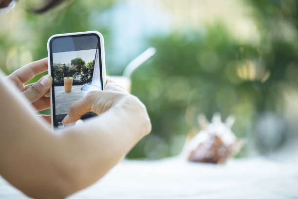 像美食摄影师一样为社交媒体拍摄餐桌照片图片下载