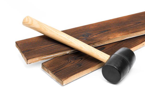 橡胶锤与木板隔离在白色背景上-工具图片下载