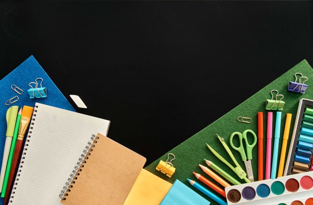 文具设置为黑色背景。学校用品俯视图为广告和促销项目。返校理念图片下载