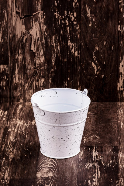 空罐容器放在桌上图片下载