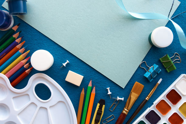 艺术材料，绘画产品。文具设置为蓝色背景图片下载