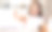 坐在厨房里的女孩向摄像机展示一杯水图片下载