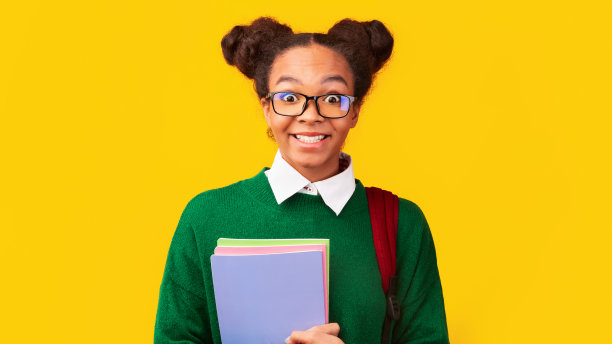 非洲裔少年戴着眼镜看镜头的大头照图片下载