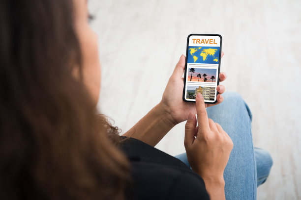 一个不认识的女人用智能手机上网图片下载