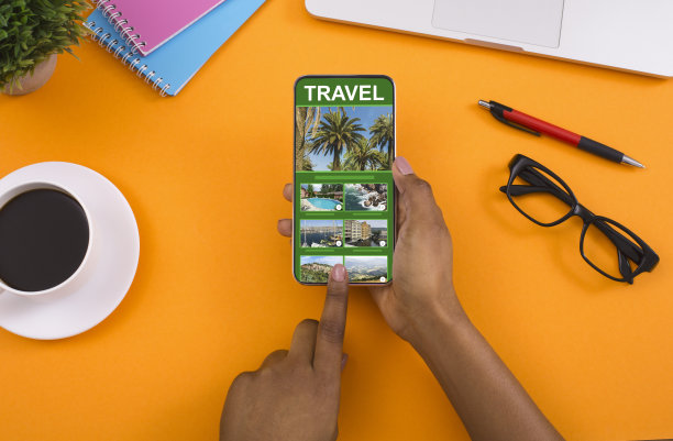 一位黑人女性在办公室用智能手机阅读旅游博客网站图片下载