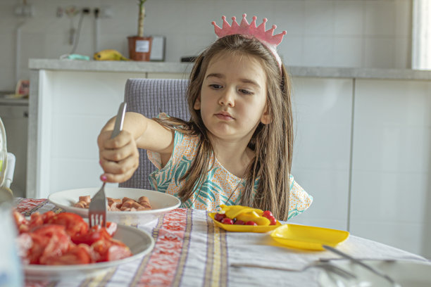 女孩和男孩正在吃早餐图片下载
