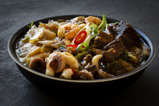 红烧排骨，虾和章鱼图片下载