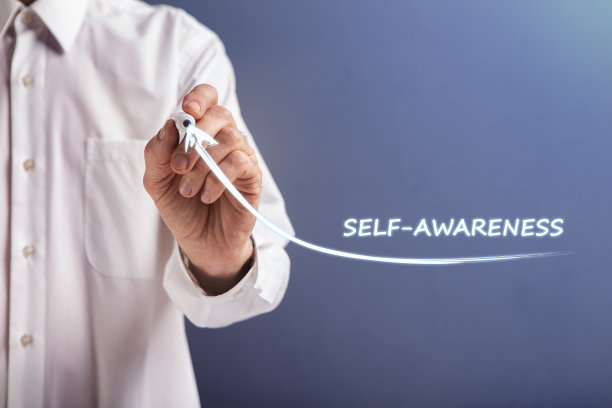 商人画箭头象征自我意识，灰色背景，拼贴图片下载