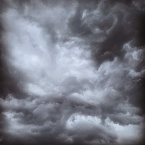 漩涡风暴云聚集图片下载