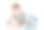 一个小男孩躺在地板上玩玩具。图片下载