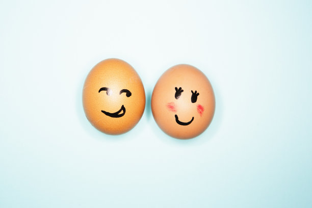 这就是爱!男孩蛋表示对女孩蛋的爱慕之情图片下载