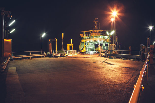 渡船在威尼斯泻湖准备离开图片下载