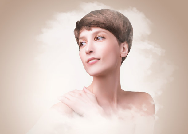 美丽的女性脸近距离。在蜡笔画室的年轻模特肖像图片下载