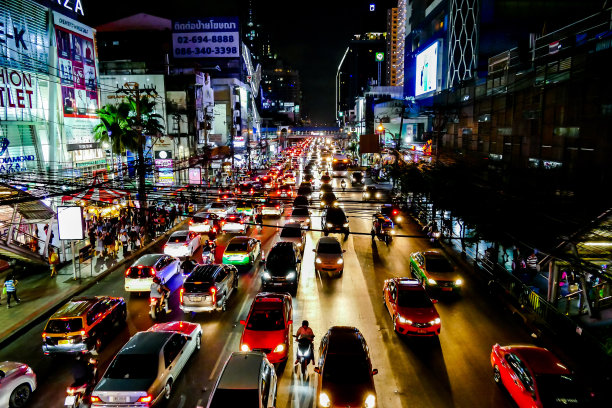 夜间城市交通，数码照片图片作为背景图片下载