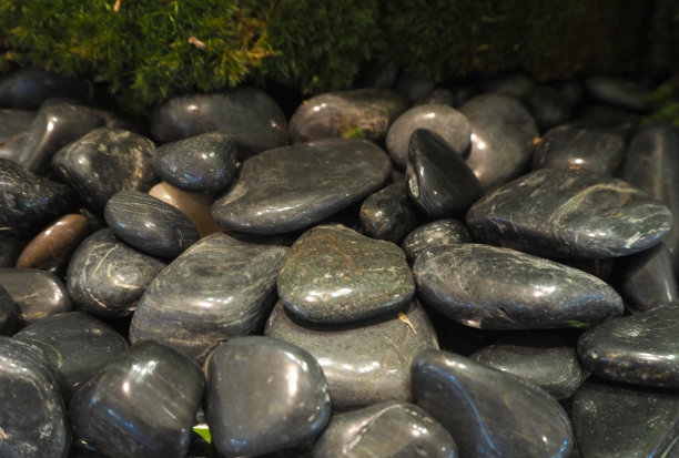 模糊的背景是光滑的黑色鹅卵石图片下载