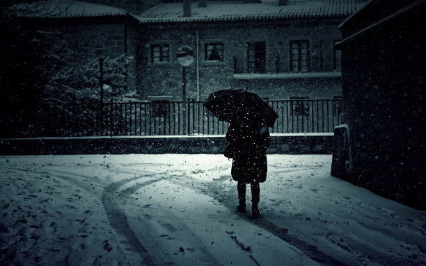 雪中漫步的女人图片下载