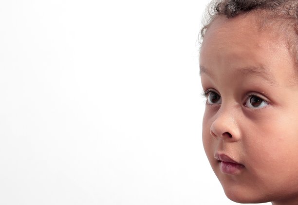 男孩在看库存照片图片下载