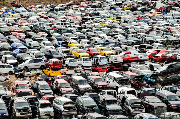 垃圾场里的旧汽车图片下载