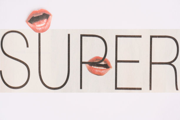 波普艺术设计嘴唇与超级字，文字。女性嘴唇孤立与白色文字超级。手写体Grunge笔刷字母与红色女人的嘴唇图片下载