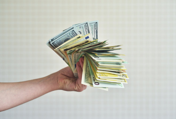 握着美元和欧元钞票的女人。关于金钱主题的概念图片下载