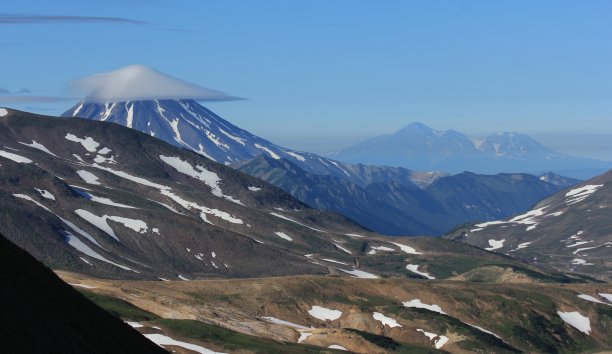 云帽下的科里亚克火山图片下载