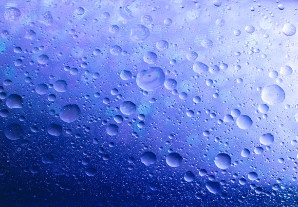 一滴或几滴是一个小的液体柱，完全封闭。抽象背景经典蓝色趋势色2020。图片下载