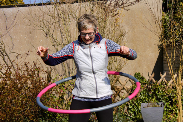 Astrid(62岁)目前在Corona的花园里运动图片下载