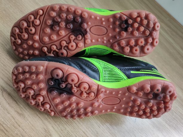 足球鞋放在桌子上图片下载