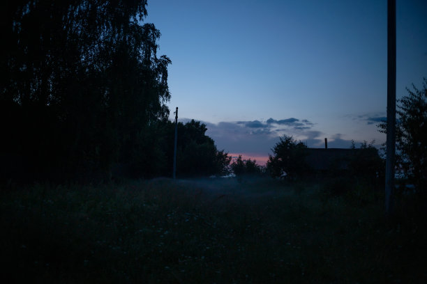 傍晚日落时的乡村小路图片下载