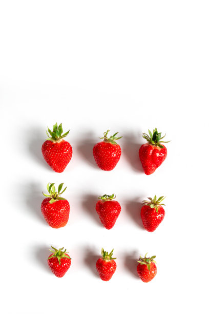 有机美味草莓浆果无缝模式在灰色背景，俯视图，平lay。夏季构图，简约风格图片下载