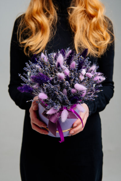 一束丁香帽子盒中的干花图片下载