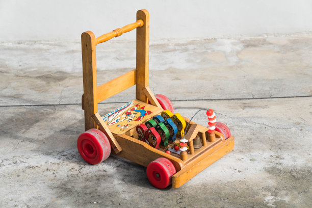 一种由木头制成的机械婴儿车图片下载